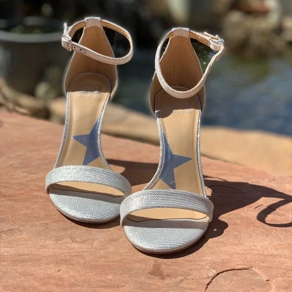 Gianni Bini White Shimmer High Heel Silver Sandals size 5.5 - Picture 4 of 6